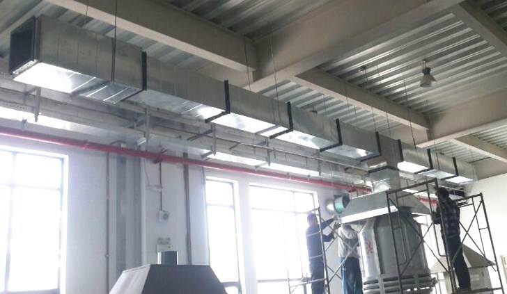 五星級(jí)酒店的防火與防排煙系統(tǒng) 上次簡單介紹了山東金光集團(tuán)通過公平競標(biāo)方式獲得通州區(qū)五星級(jí)酒店的整體中央空調(diào)從通風(fēng)，制冷，防排煙等工程的安裝施工，那么今天說一下酒店的防火與防排煙系統(tǒng)。當(dāng)然離不開消防排煙風(fēng)機(jī)和防排煙防火閥設(shè)備的。 通風(fēng)空調(diào)系統(tǒng)原則上按使用功能及防火分區(qū)劃分為若干系統(tǒng)，風(fēng)管穿越防火分區(qū)及變形縫等處設(shè)電動(dòng)排煙